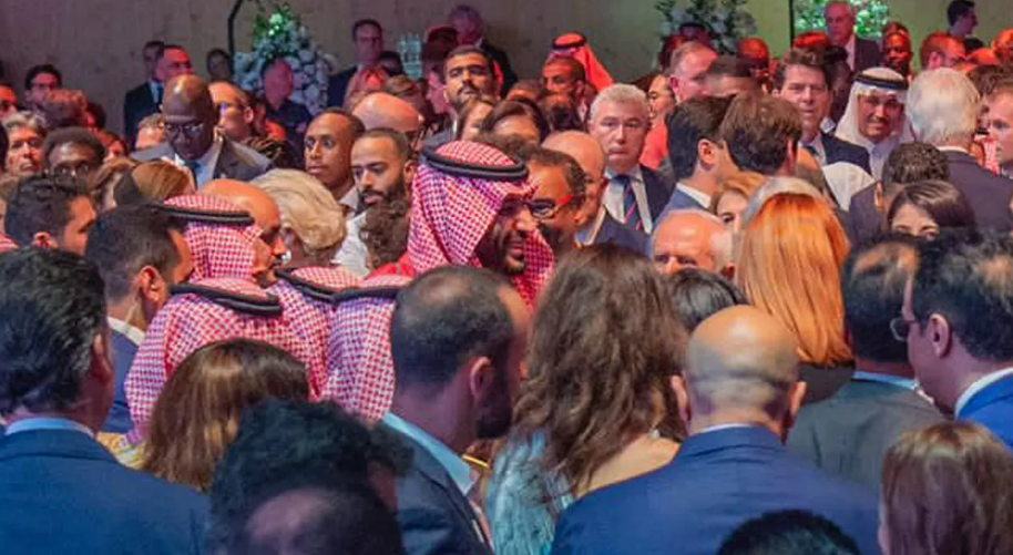 شاهد كيف تصرف ولي العهد محمد بن سلمان مع شخص أقصر منه